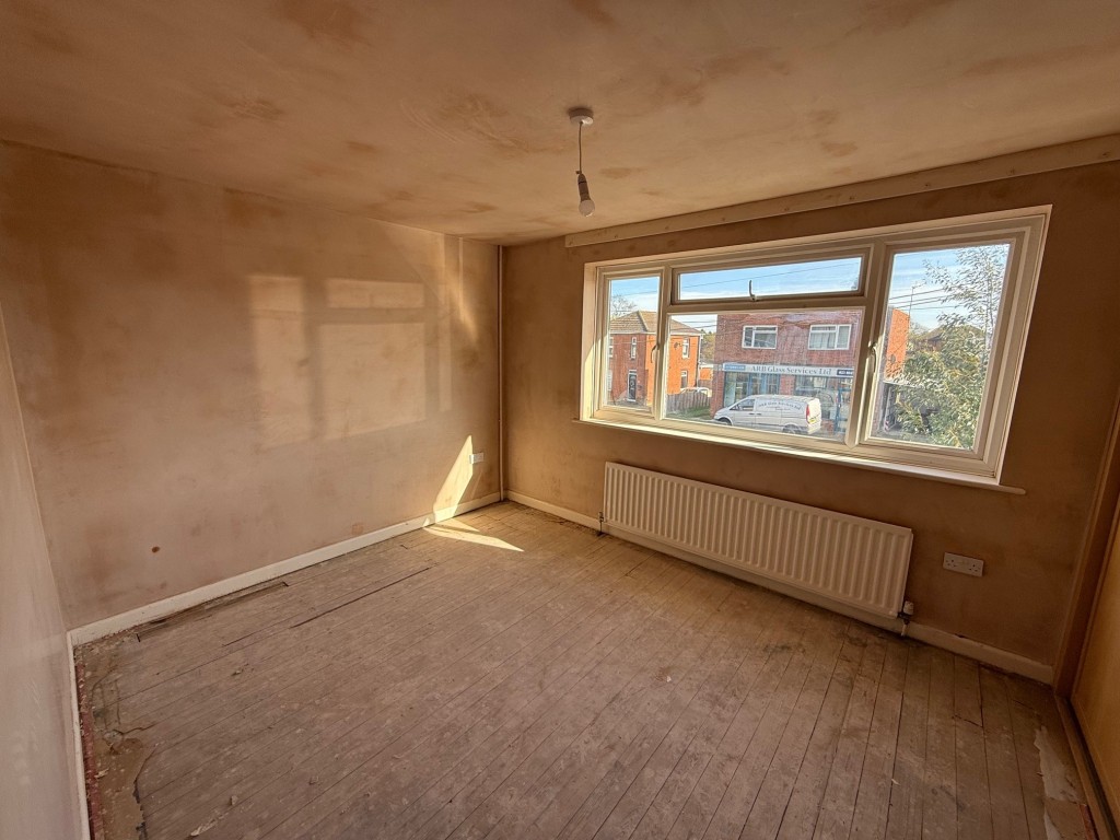 Lot: 120 - HOUSE FOR IMPROVEMENT - Front bedroom